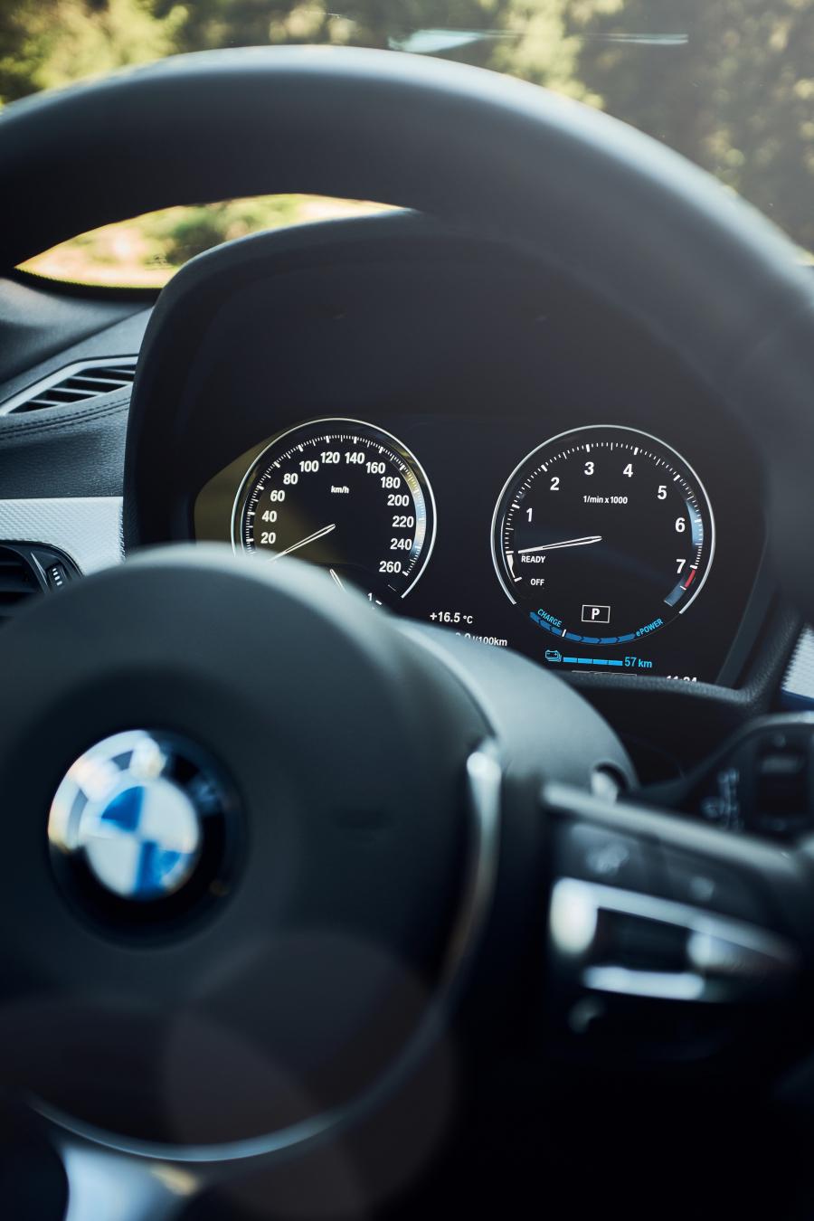 Панель приборов BMW X1 xDrive25e M Sport (F48) 2019 года  (WW) (фото 3 из 22)
